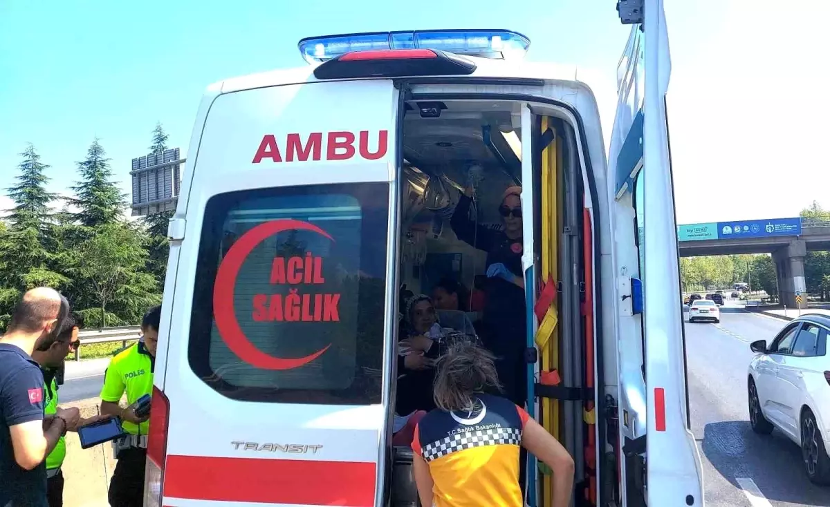 İzmit’te Yenidoğan Ambulansına Arkadan Çarpma Kazası: 1 Yaralı