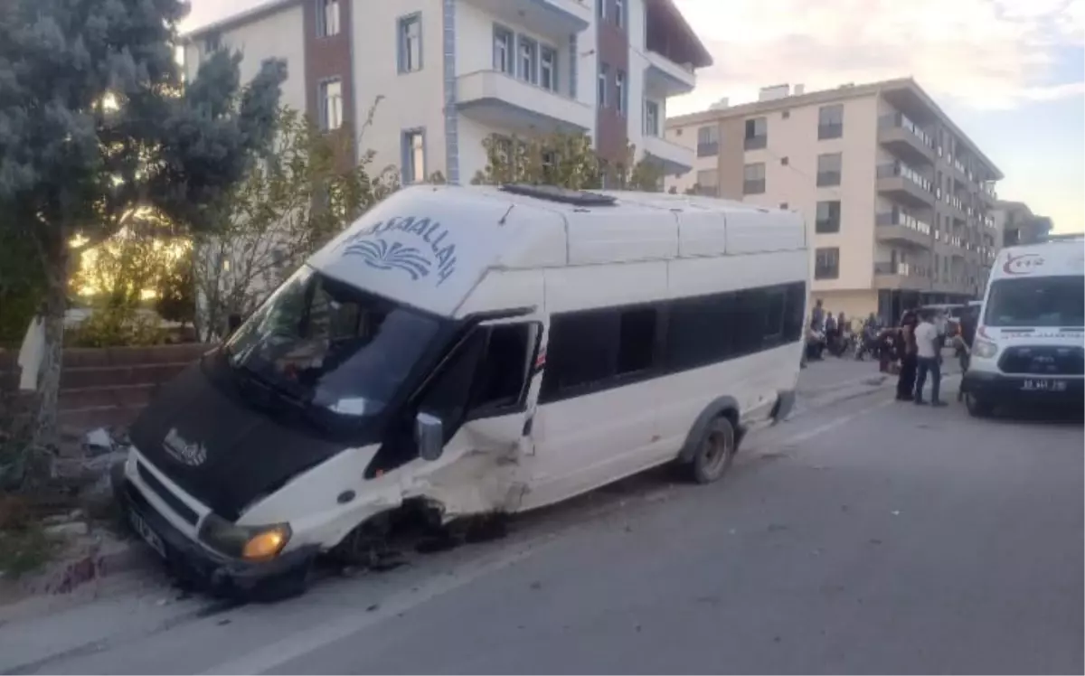 Aksaray’da Tarım İşçilerini Taşıyan Minibüs ile Otomobil Çarpıştı: 7 Yaralı