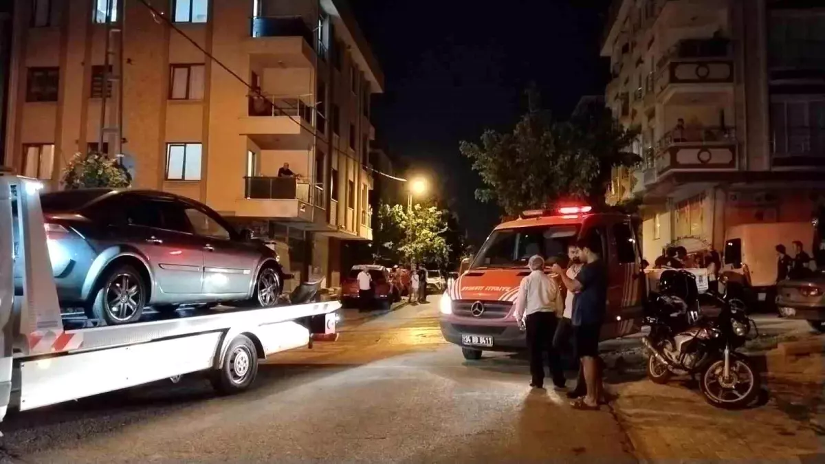 Çekmeköy’de Ara Sokağa Kontrolsüz Çıkan İki Araç Kaza Yaptı