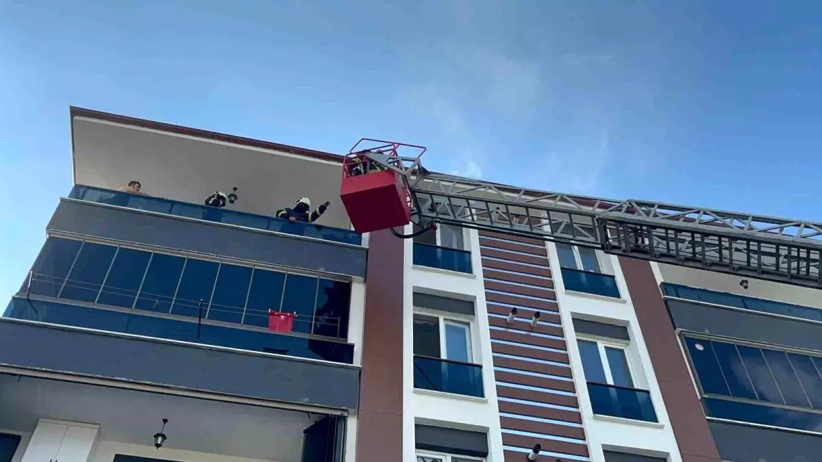 Kastamonu’da 5 Katlı Apartmanda Yangın, İtfaiye Ekipleri Tarafından Kontrol Altına Alındı