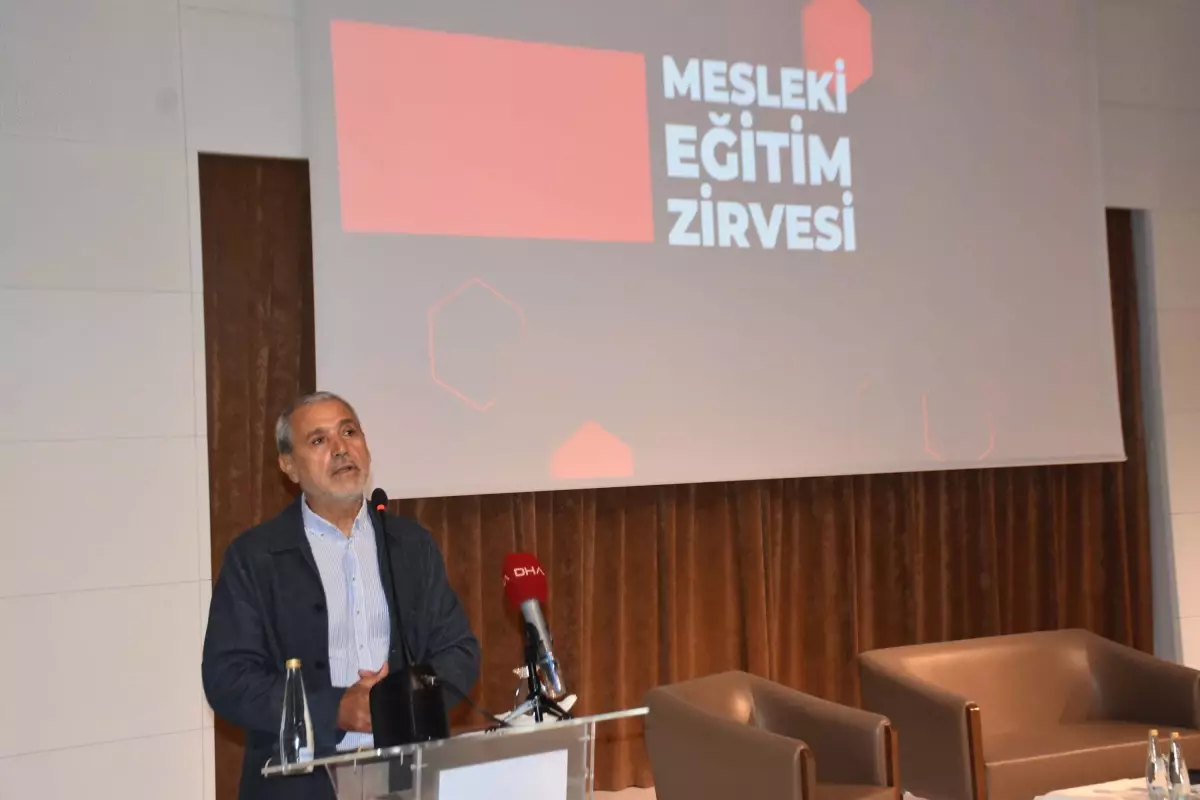 İzmir’de ‘Mesleki Eğitim Zirvesi’nin ikincisi gerçekleştirildi