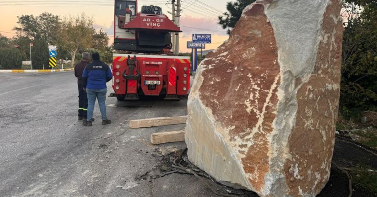 Seyir halindeki TIR’dan 12 ton ağırlığındaki mermer blok, yola düştü