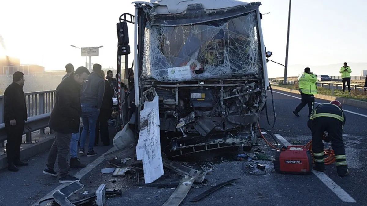 İşçi servisi TIR’a arkadan çarptı: 22 yaralı!