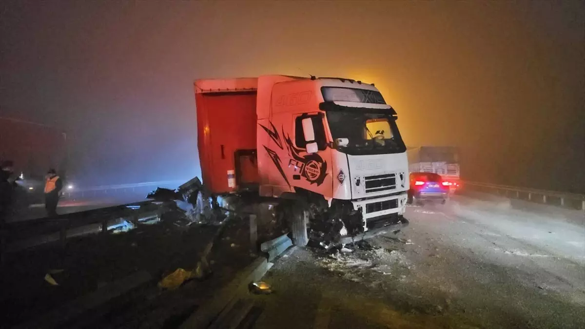 Tır Bariyere Çarptı: Sürücü Yaralandı