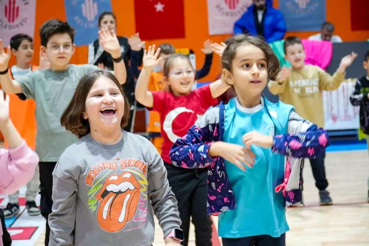 Ümraniye Belediyesi’nden Çocuklara Renklı Ara Tatil Programı