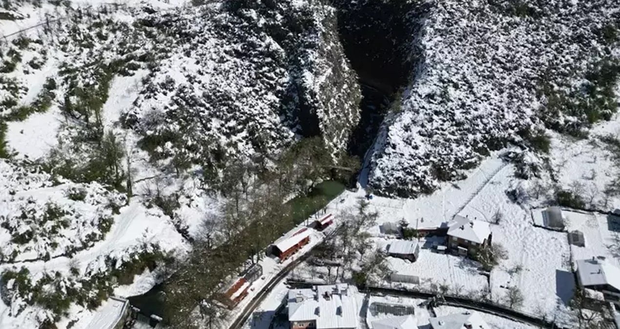 ‘Aşk acısını dindiren şelale’ görenleri büyüledi